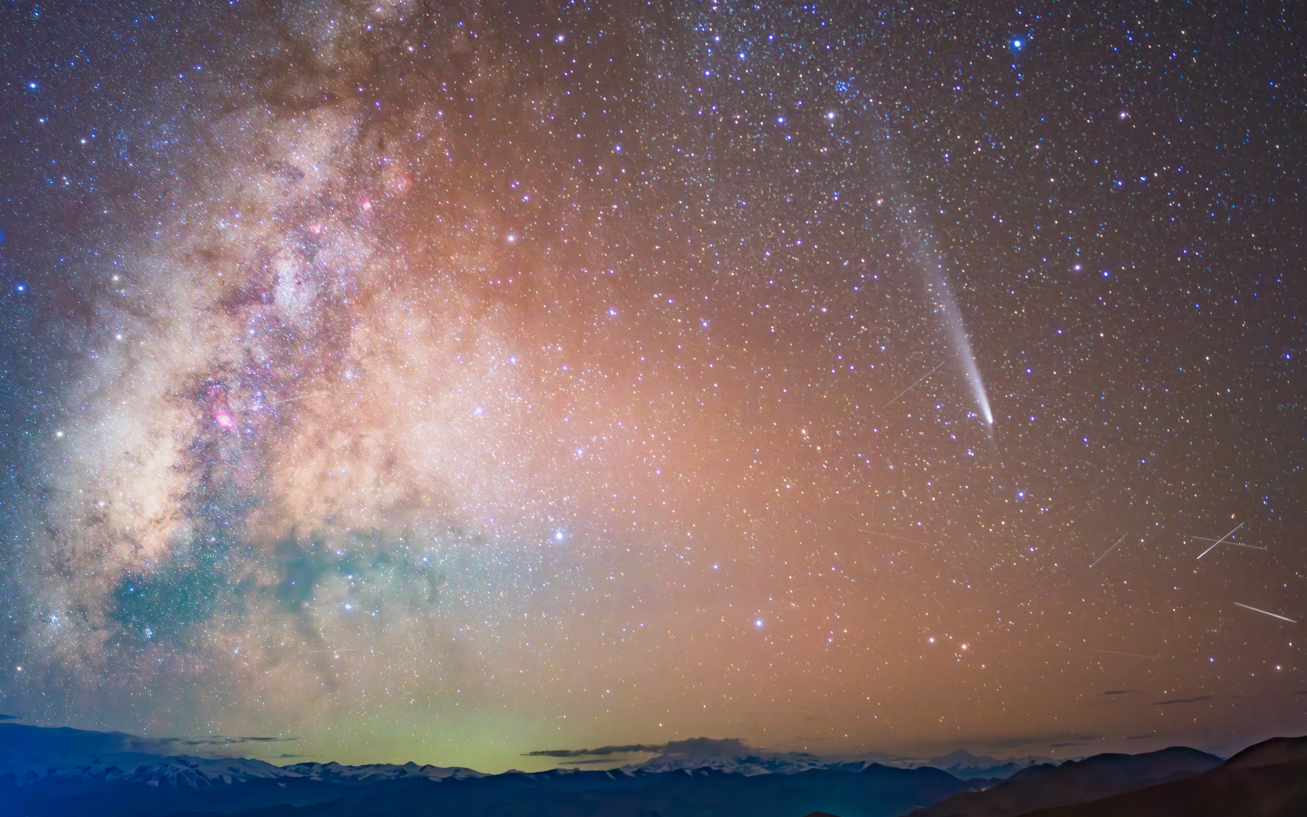 银河与彗星横跨山脉上空